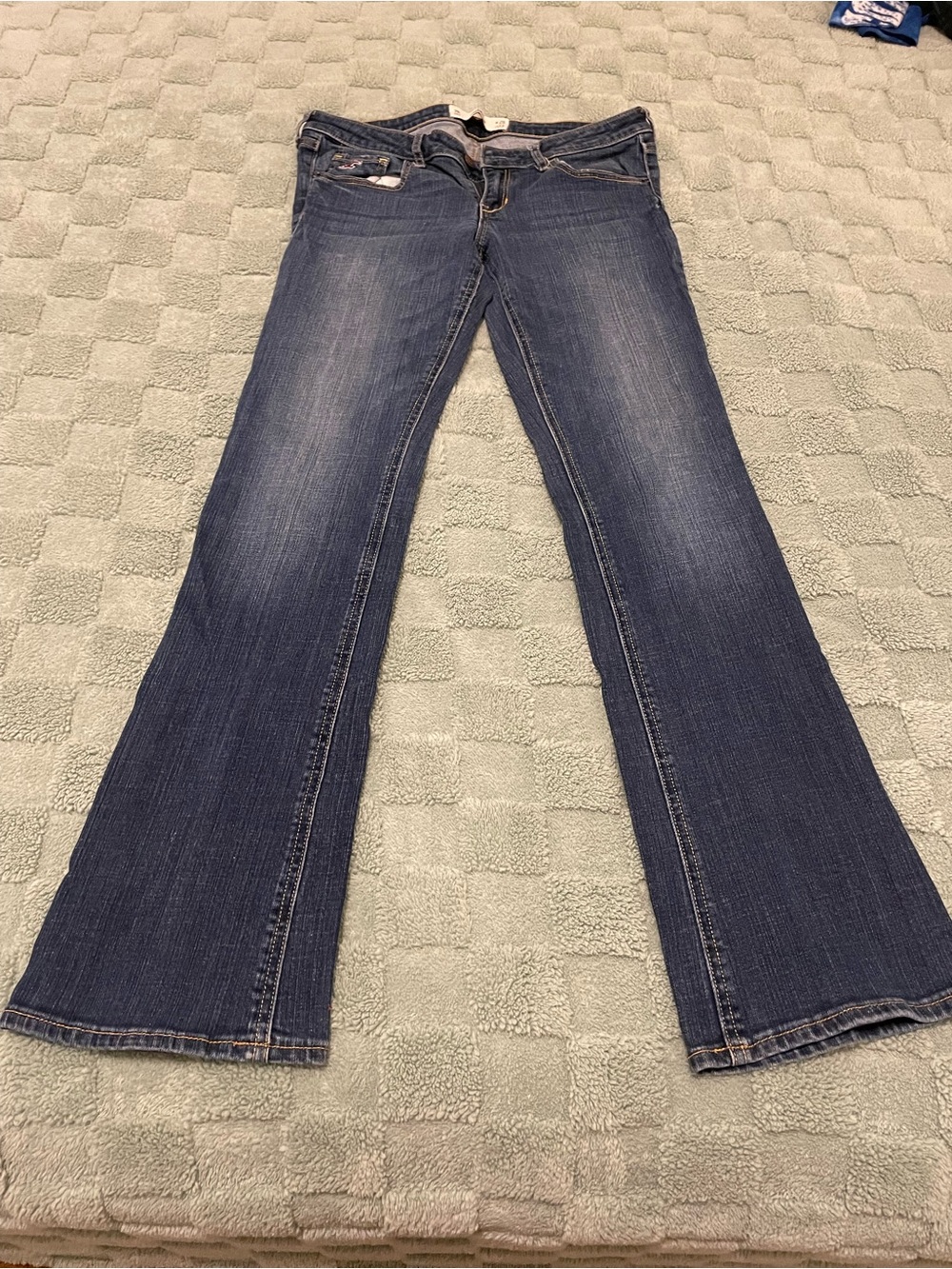 Women’s Hollister Dark Blue boot cut jeans. Size 28 in with 33in length.